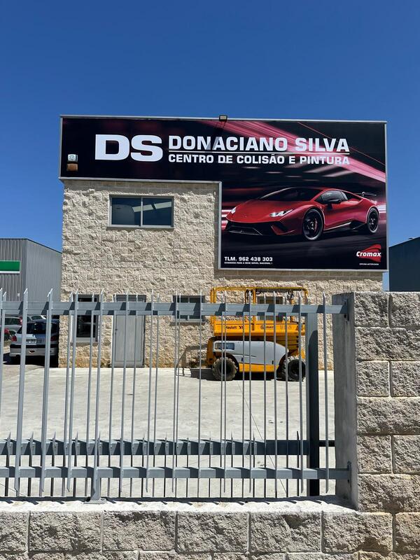 Decoração Gráfica<br/><span style="line-height: 1; font-size: 16px">Decoração de viaturas, Decoração de montras, Vinil</span> 