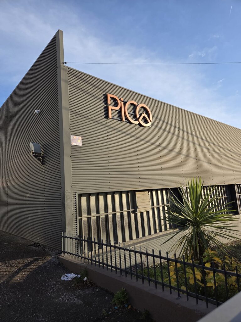 Comunicação Visual Exterior<br/><span style="font-size: 16px; line-height: 1">Reclamos Luminosos, Totens, Letras Monobloco, Neon LED</span> 